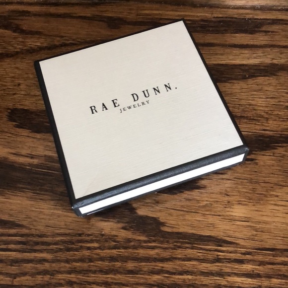 Rae Dunn LIVE THE MOMENT necklace - Picture 4 of 4